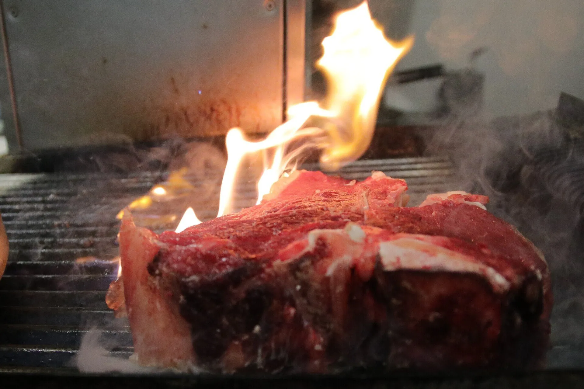 Carne sulla brace con fiamma