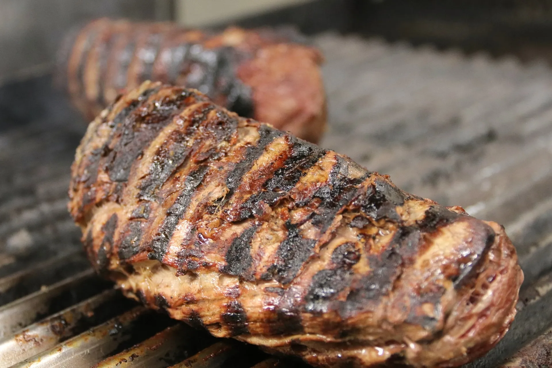 Carne grigliata con segni della griglia